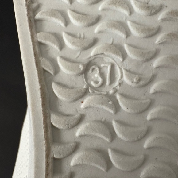 Like NEW Classic White Low-Top Sneakers - Picture 8 of 8